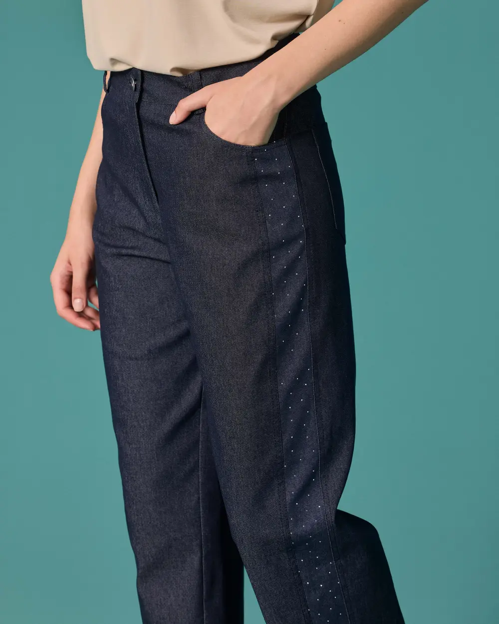 Taş Detaylı Düz Kesim Denim Pantolon