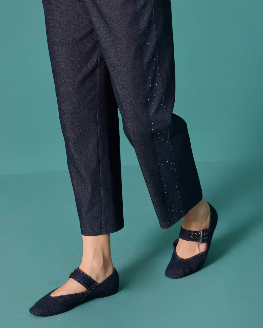 Taş Detaylı Düz Kesim Denim Pantolon