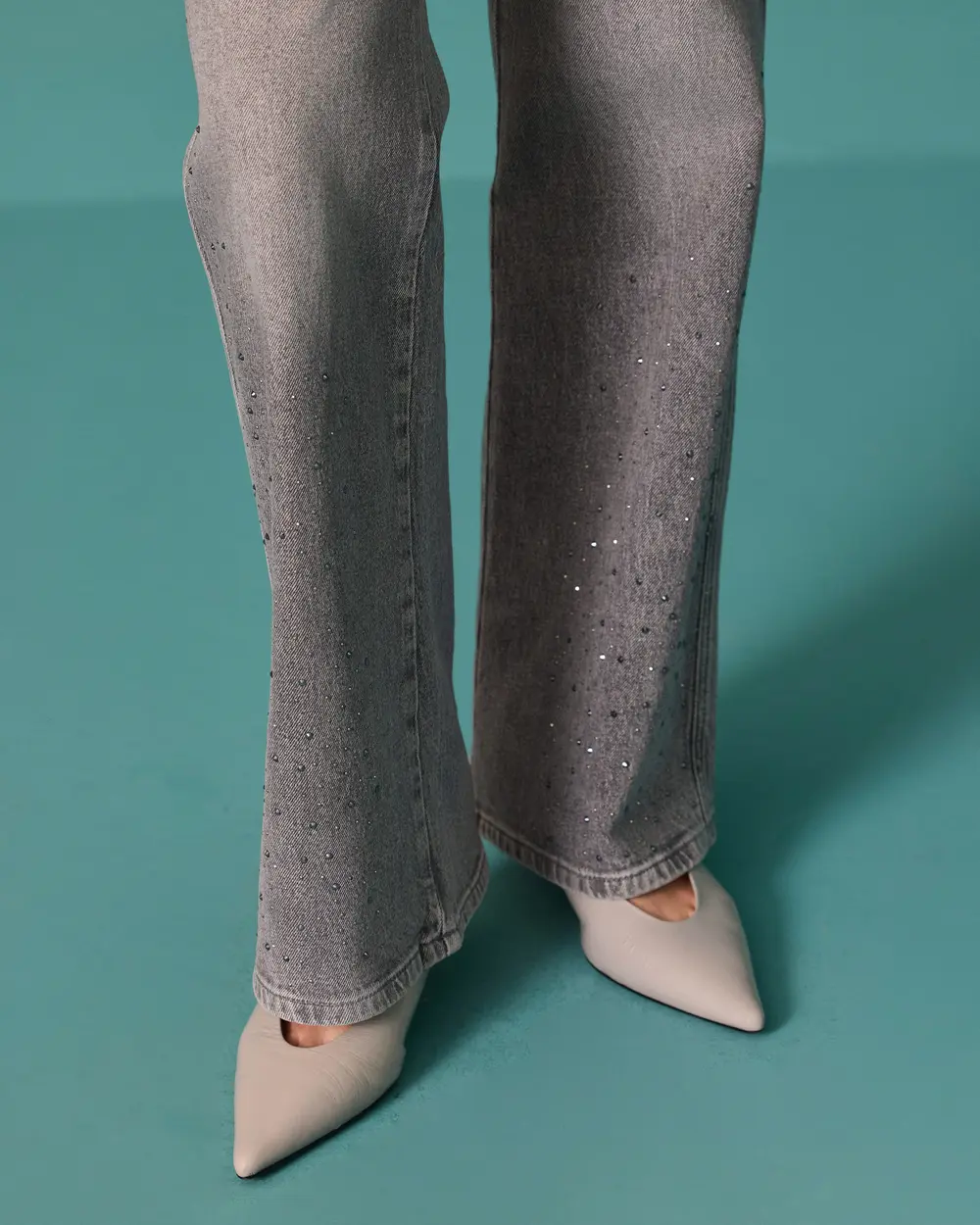 Taş Detaylı İspanyol Paça Denim Pantolon