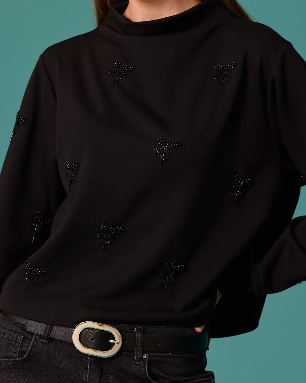 İnci Çiçek Detaylı Dik Yaka Sweatshirt