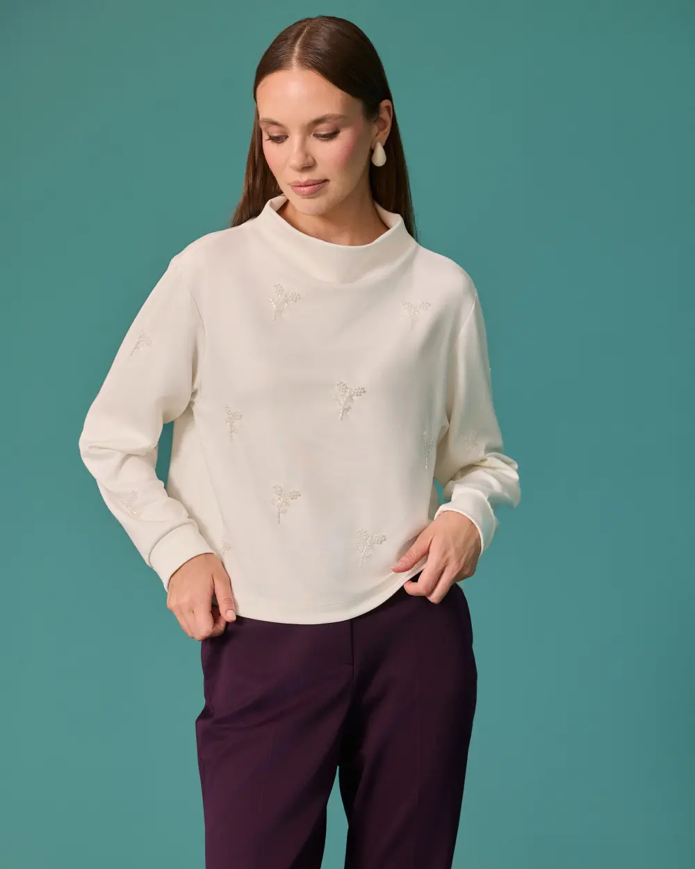 İnci Çiçek Detaylı Dik Yaka Sweatshirt