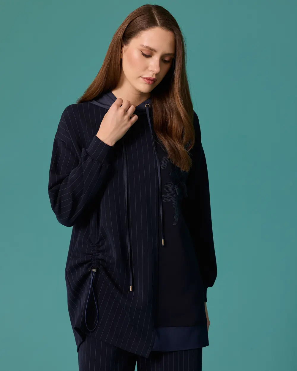 Çizgi Detaylı Büzgülü Kapüşonlu Sweatshirt