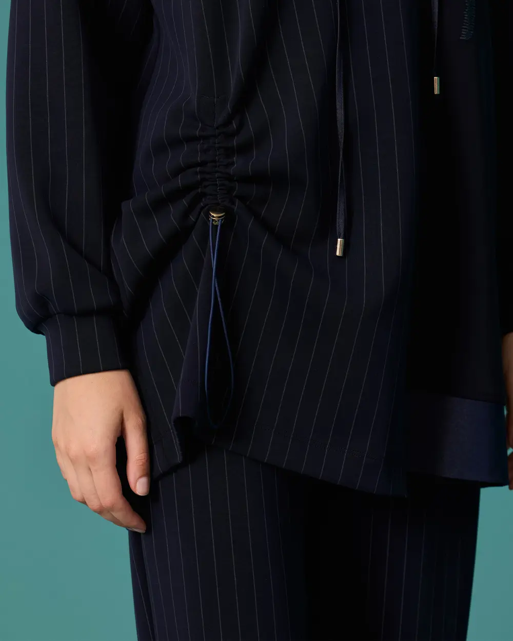 Çizgi Detaylı Büzgülü Kapüşonlu Sweatshirt