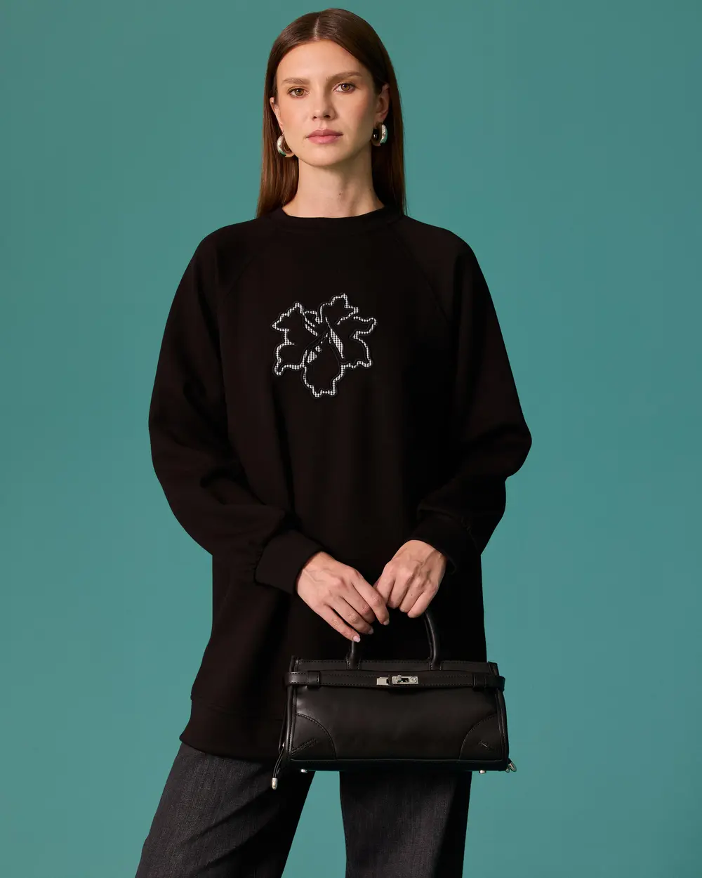 Çiçek Aplikeli Bisiklet Yaka Sweatshirt