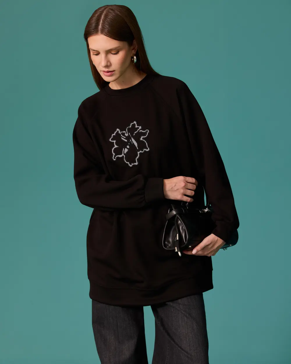 Çiçek Aplikeli Bisiklet Yaka Sweatshirt