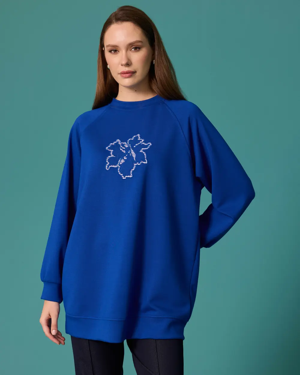 Çiçek Aplikeli Bisiklet Yaka Sweatshirt
