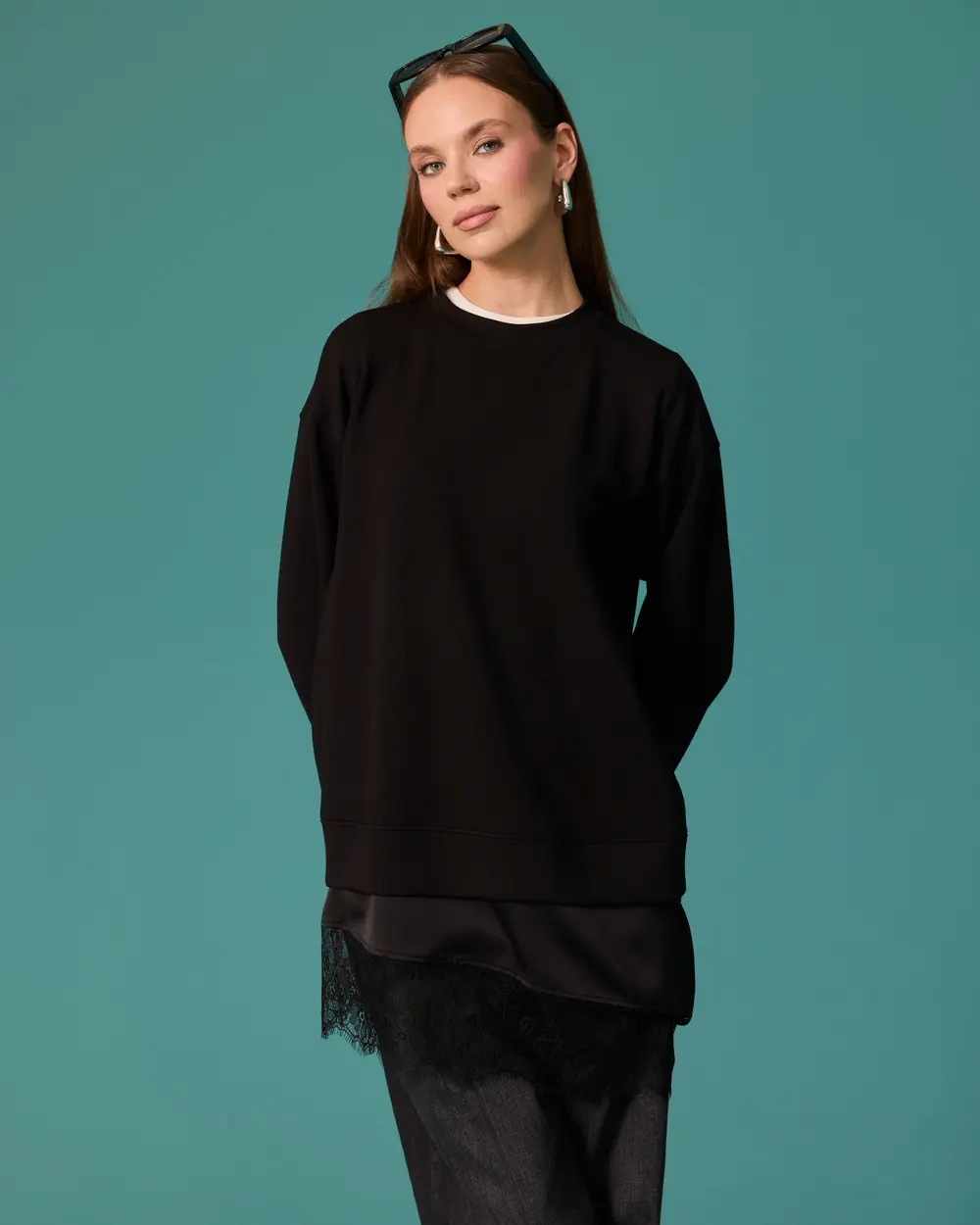 Dantel Detaylı Bisiklet Yaka Sweatshirt