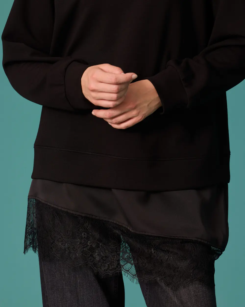 Dantel Detaylı Bisiklet Yaka Sweatshirt