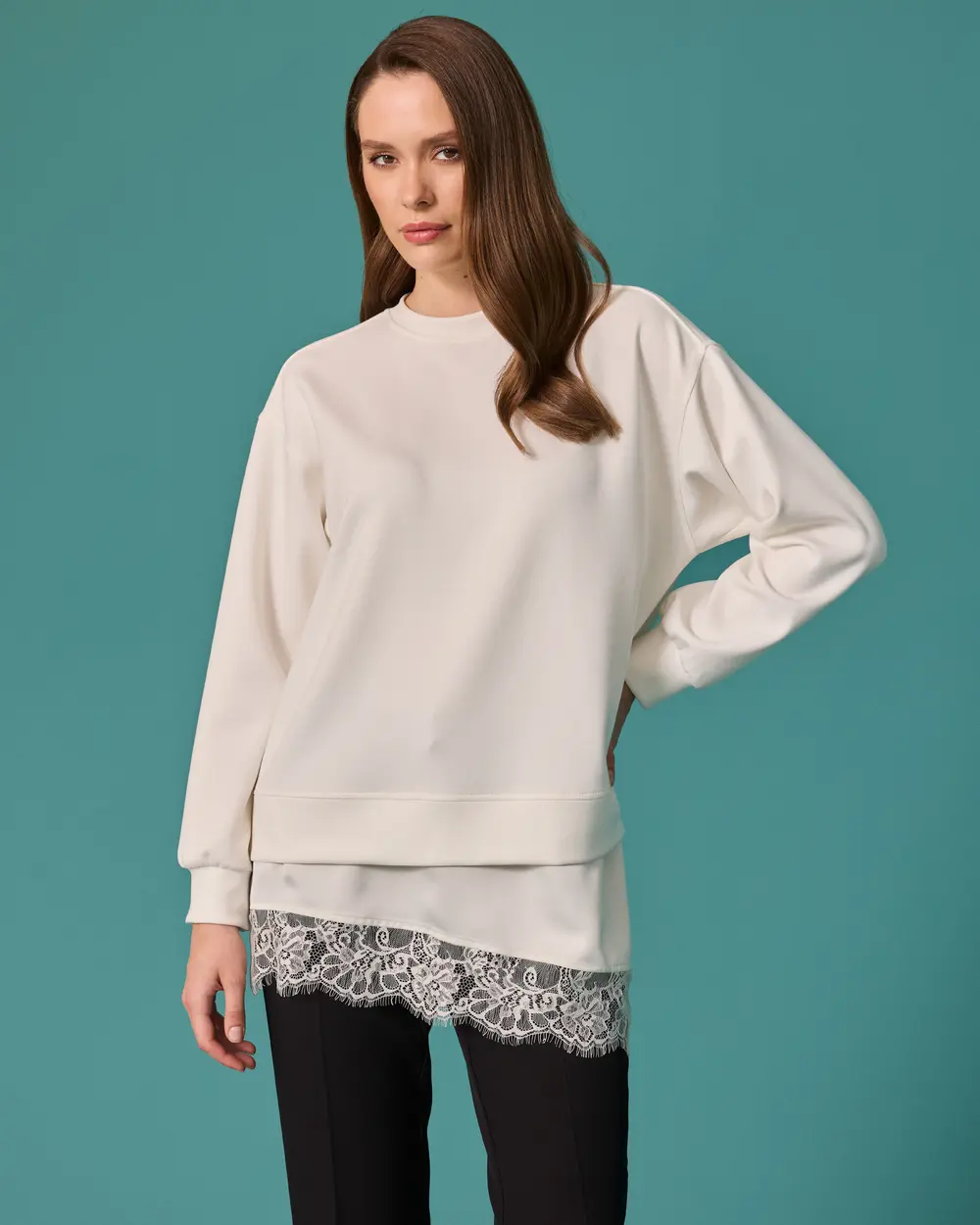 Dantel Detaylı Bisiklet Yaka Sweatshirt