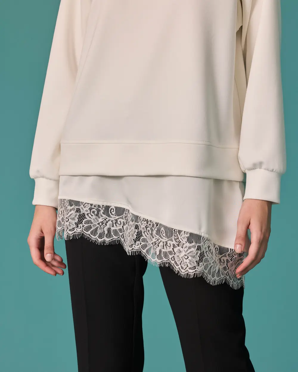 Dantel Detaylı Bisiklet Yaka Sweatshirt