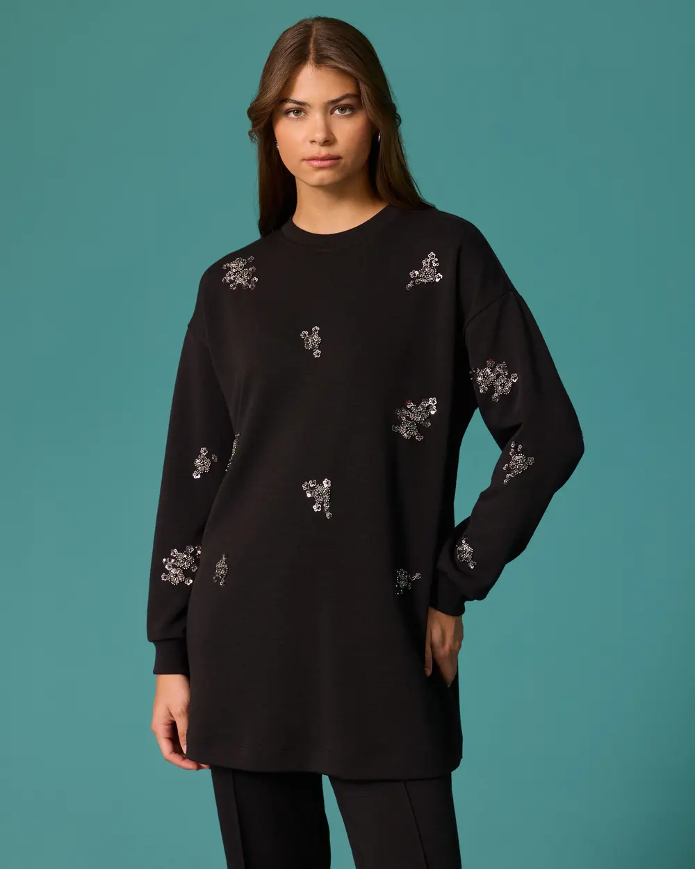 Boncuk İşlemeli Bisiklet Yaka Sweatshirt