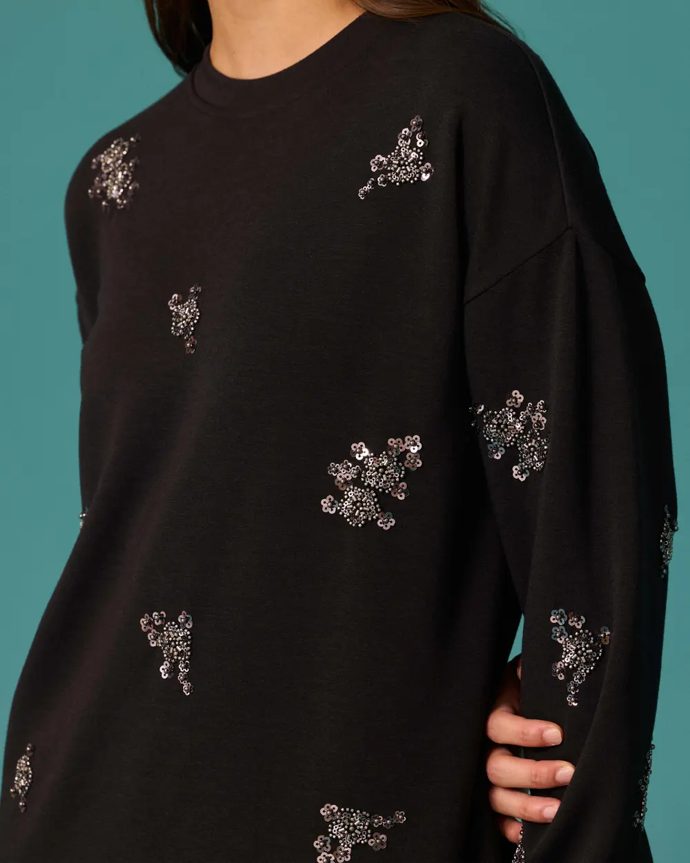 Boncuk İşlemeli Bisiklet Yaka Sweatshirt