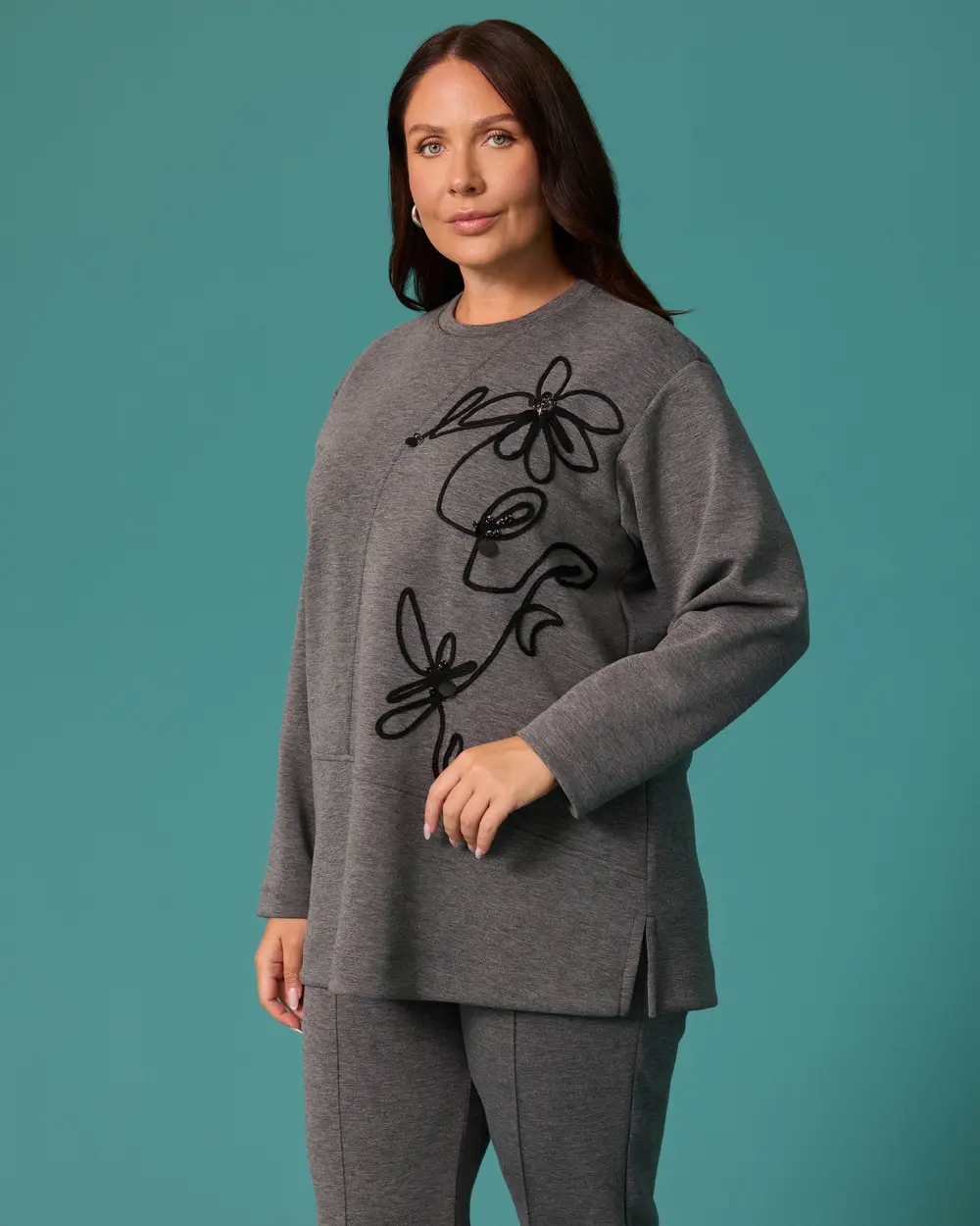Büyük Beden Çiçek Aplikeli Bisiklet Yaka Cepli Sweatshirt