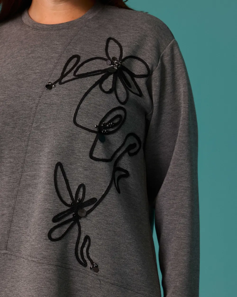 Büyük Beden Çiçek Aplikeli Bisiklet Yaka Cepli Sweatshirt