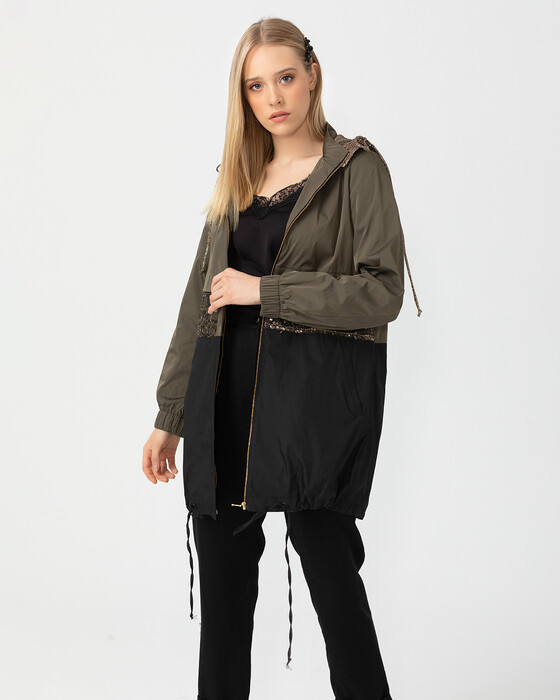 Pul Detaylı Kapüşonlu Trençkot