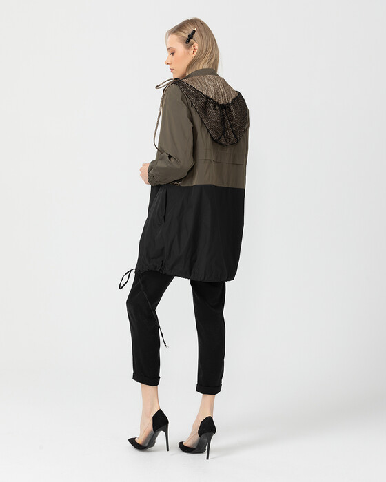 Pul Detaylı Kapüşonlu Trençkot