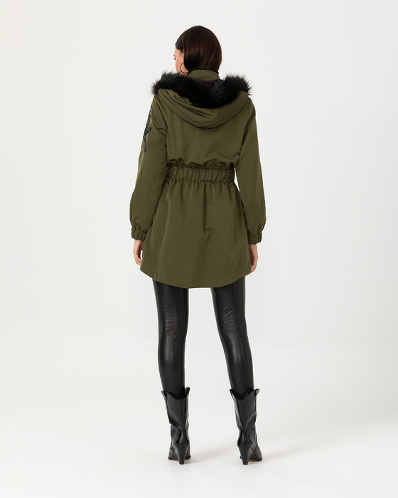 Pul Işlemeli Kemerli Kaban