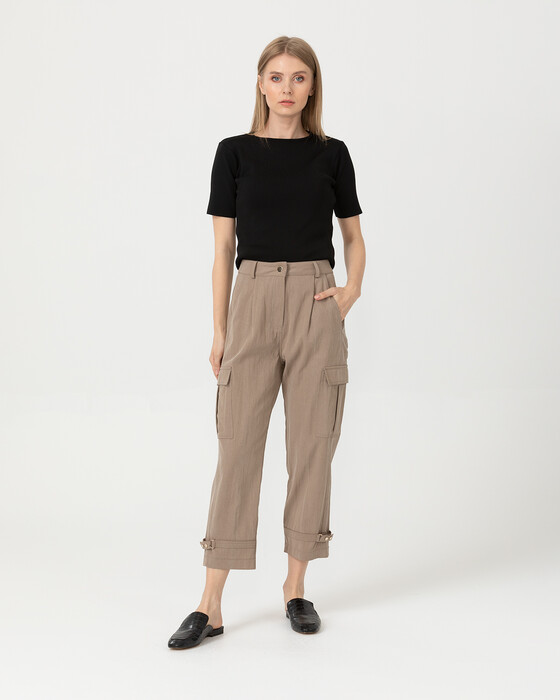 MOM-CUT PANTS WITH CARGO POCKETS