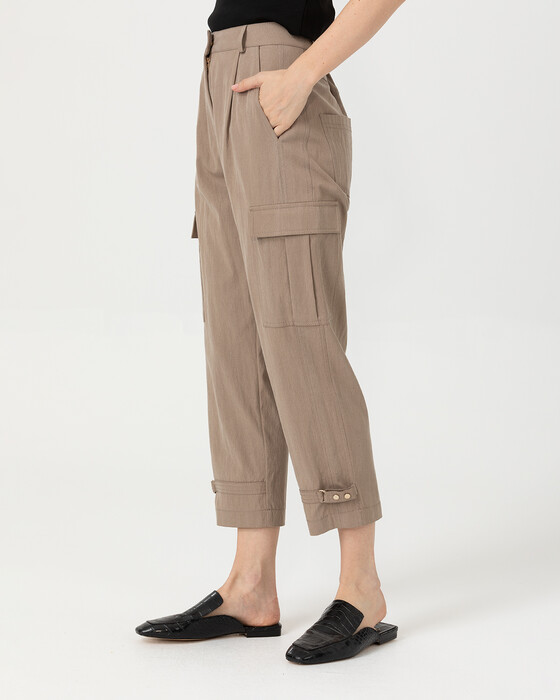 MOM-CUT PANTS WITH CARGO POCKETS
