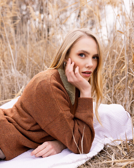 V NECK KNITTED BLOUSE