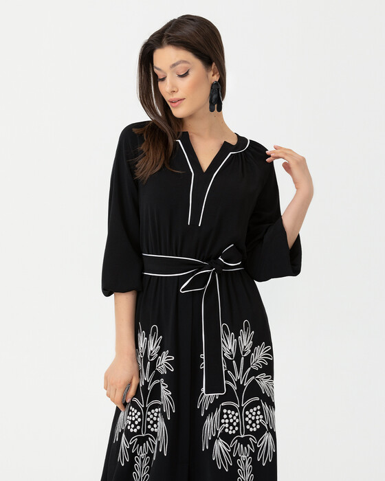 Beli Kemerli Işlemeli Elbise