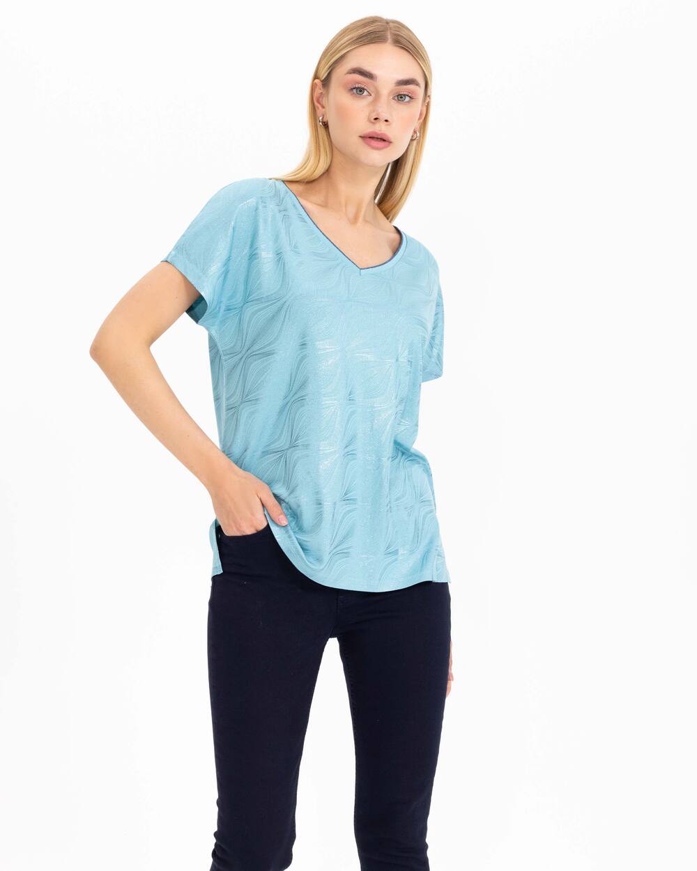 V Yakalı Desenli Tişört