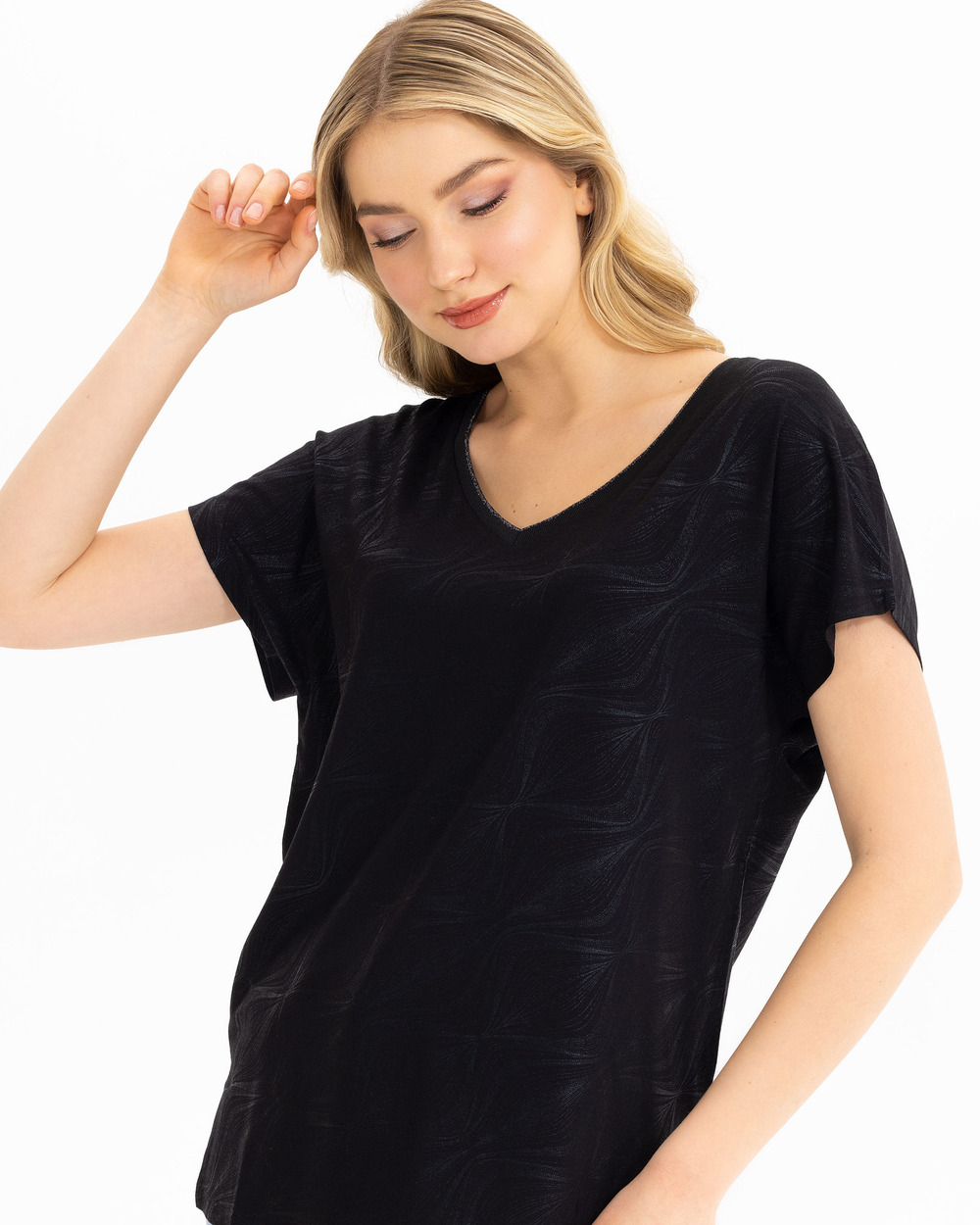 V Yakalı Desenli Tişört