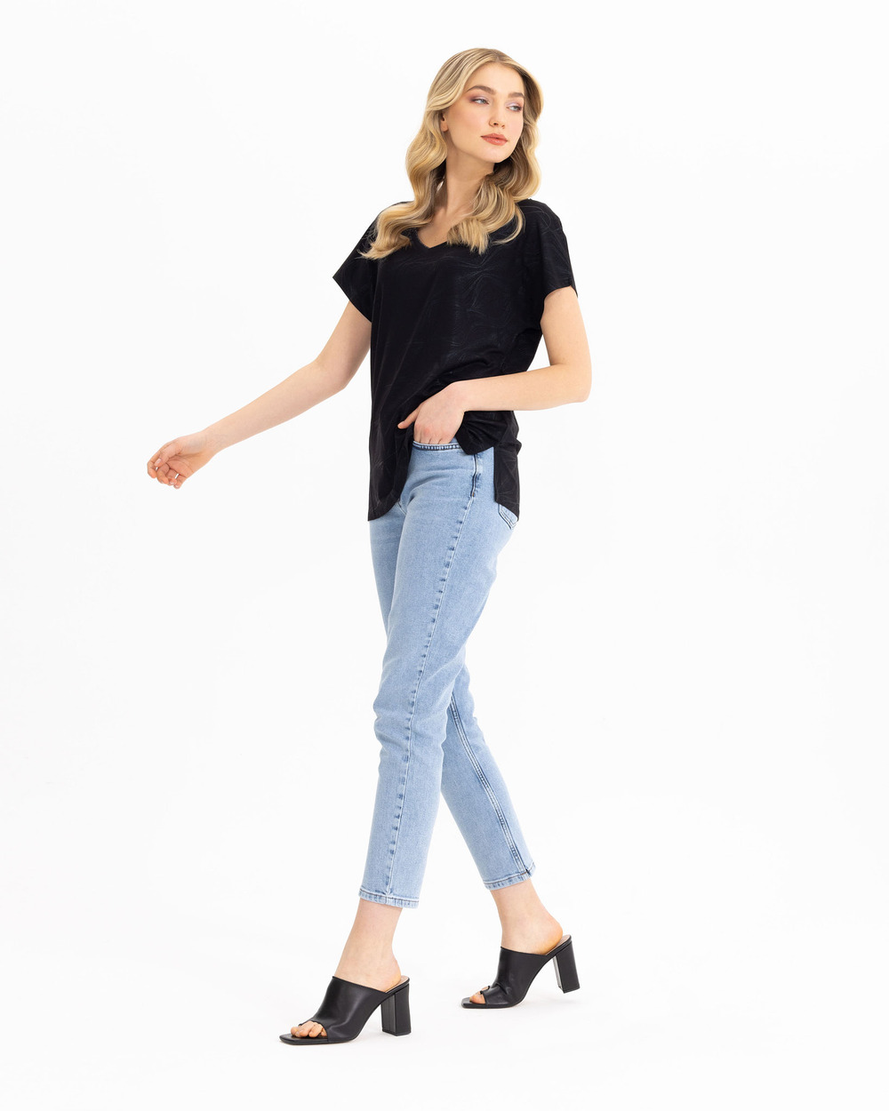 V Yakalı Desenli Tişört