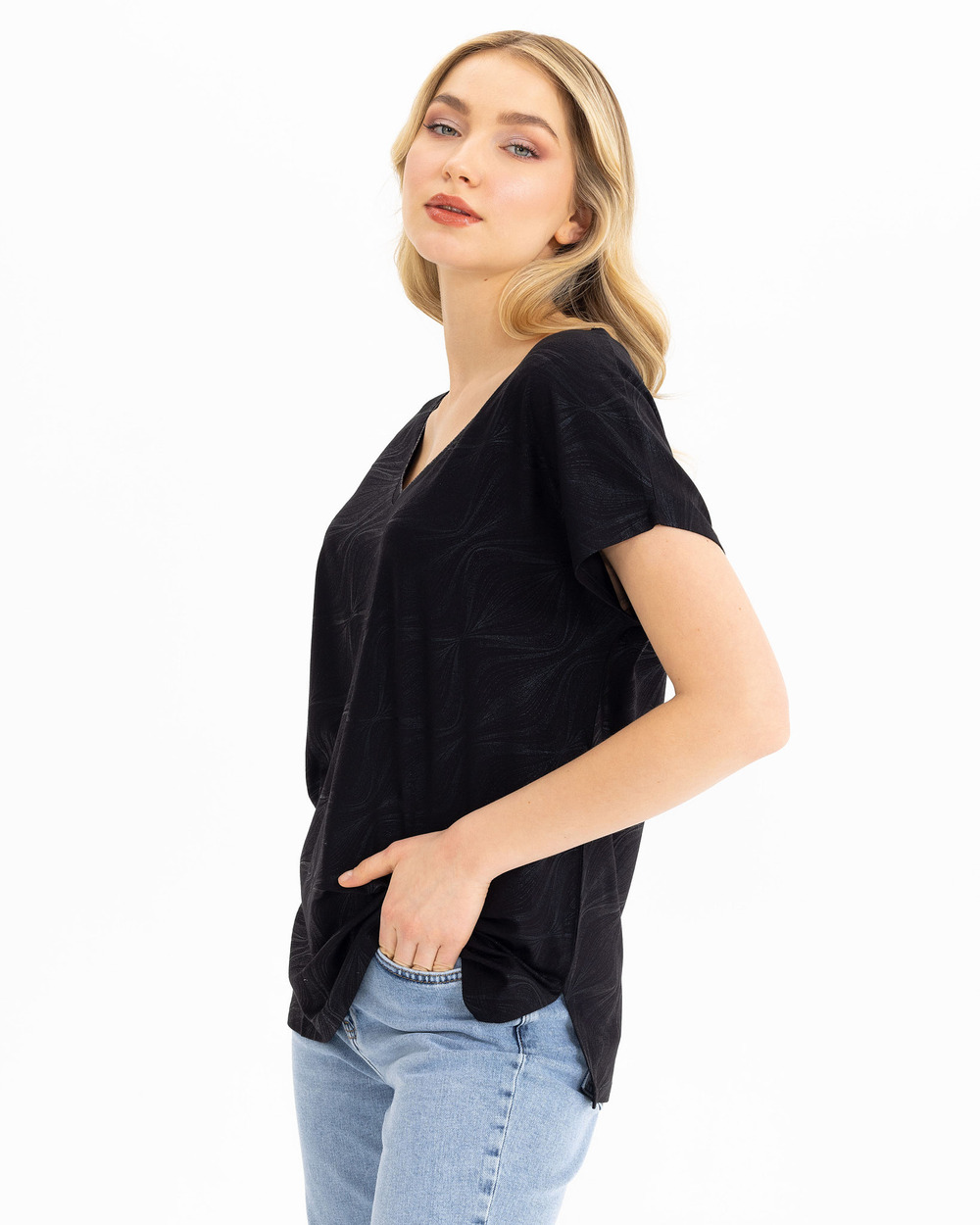 V Yakalı Desenli Tişört