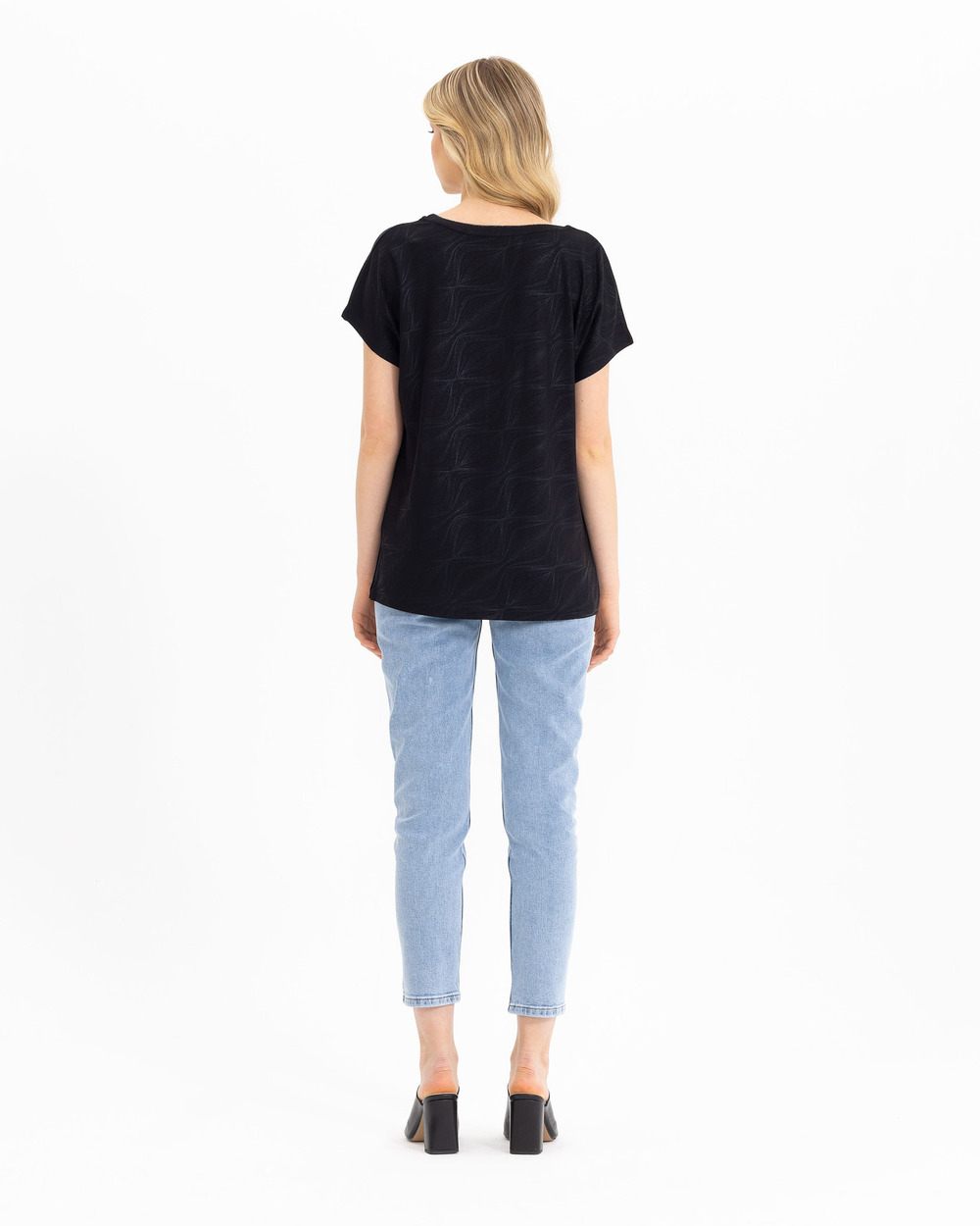 V Yakalı Desenli Tişört