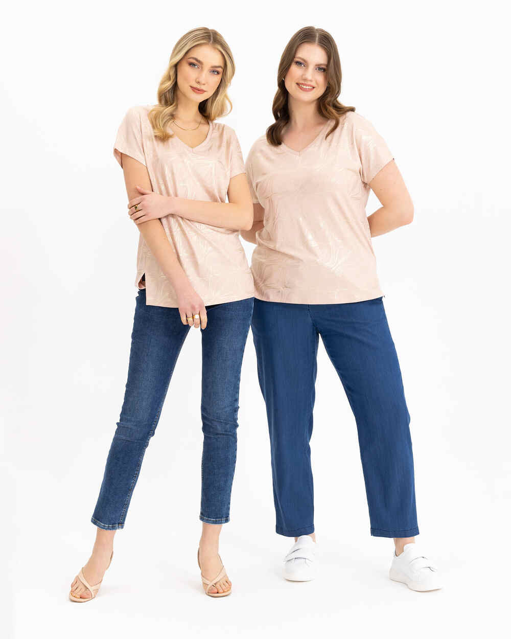 V Yakalı Desenli Tişört