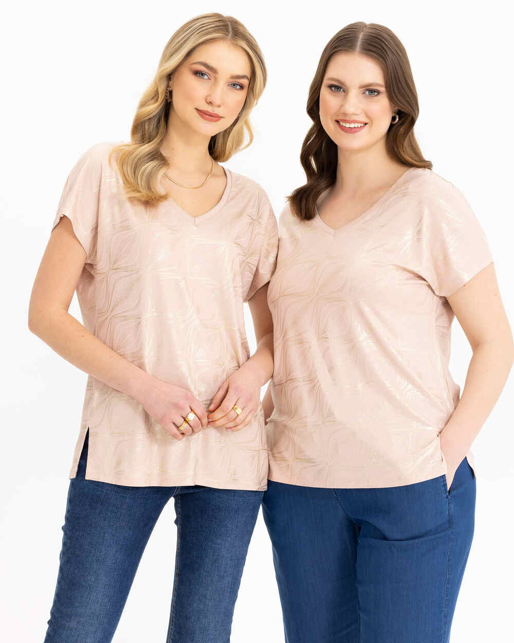 V Yakalı Desenli Tişört