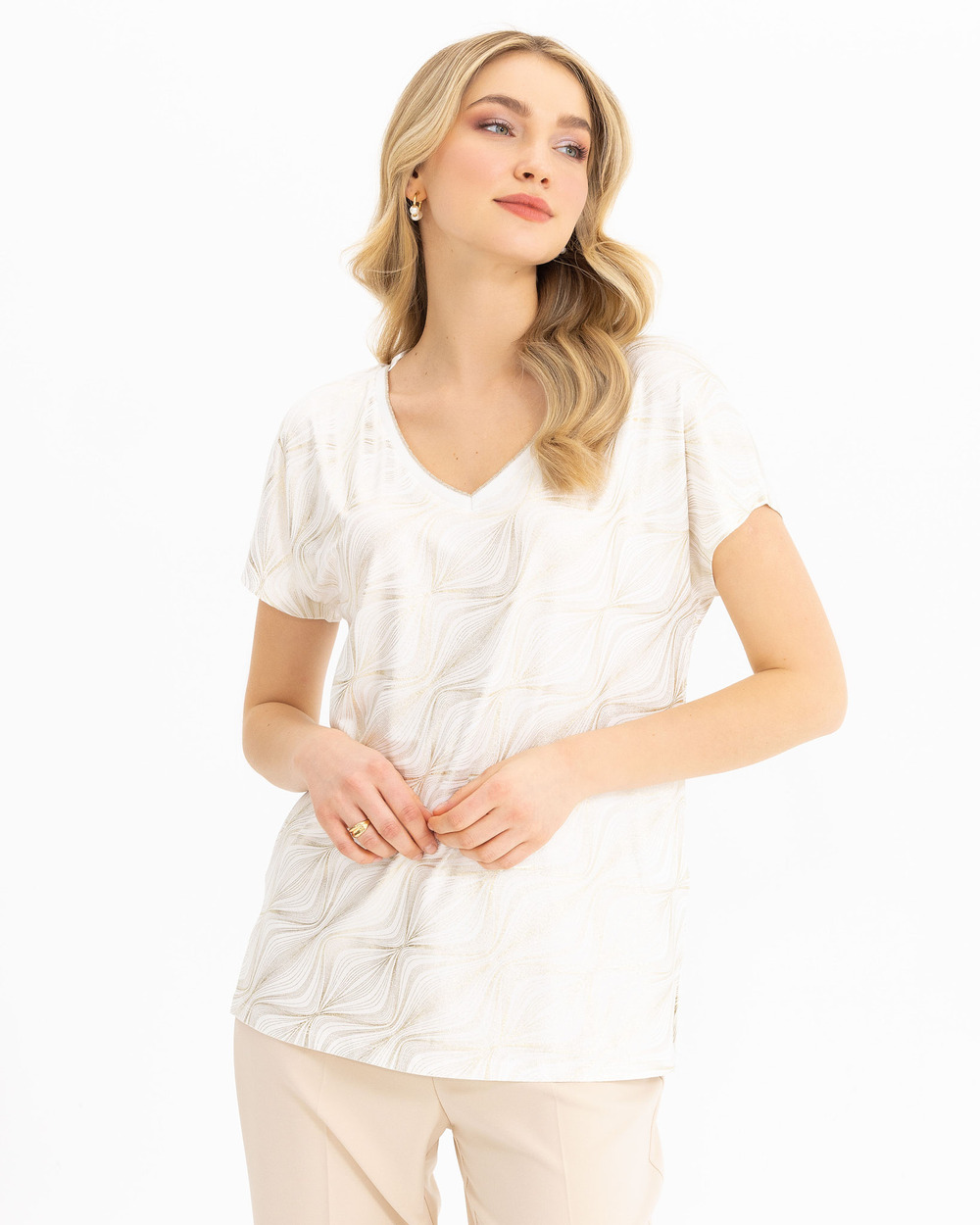 V Yakalı Desenli Tişört