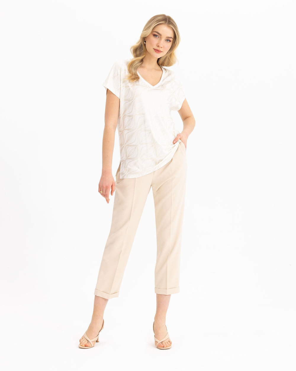 V Yakalı Desenli Tişört