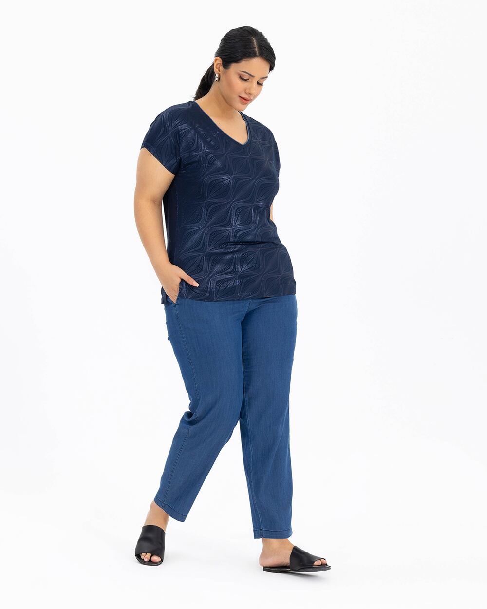 V Yakalı Desenli Tişört