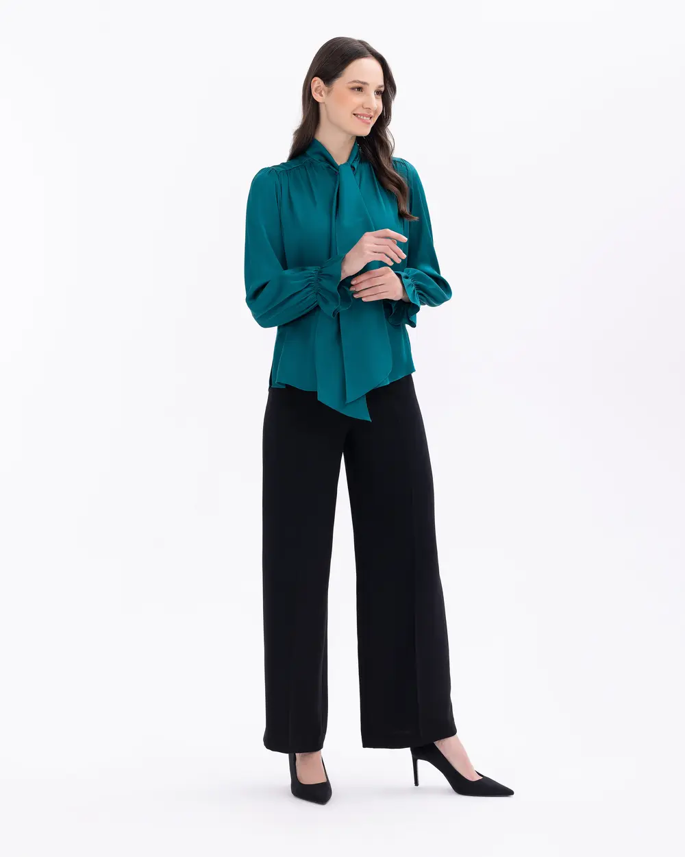 Yakası Fularlı Kolu Büzgülü Gömlek