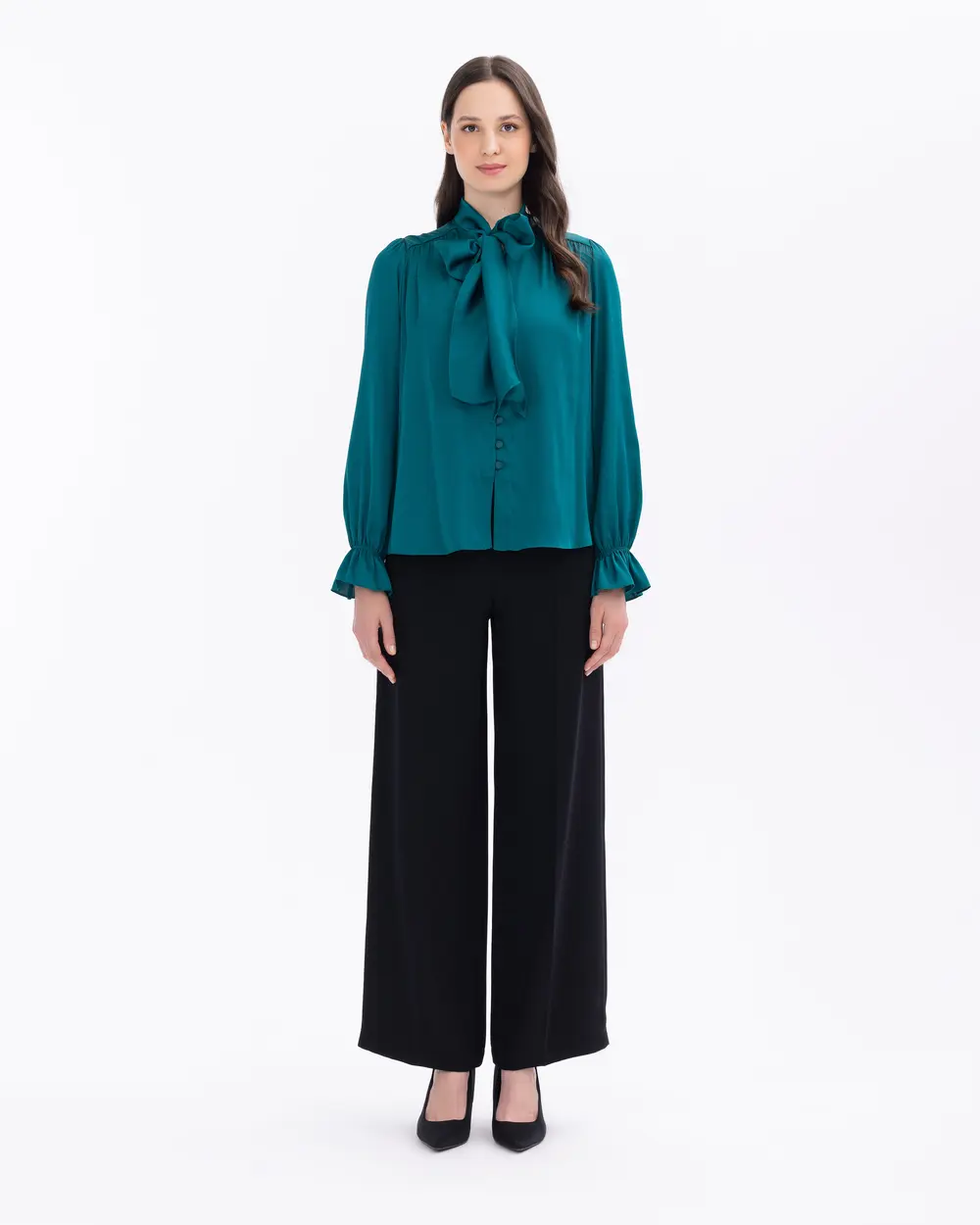 Yakası Fularlı Kolu Büzgülü Gömlek