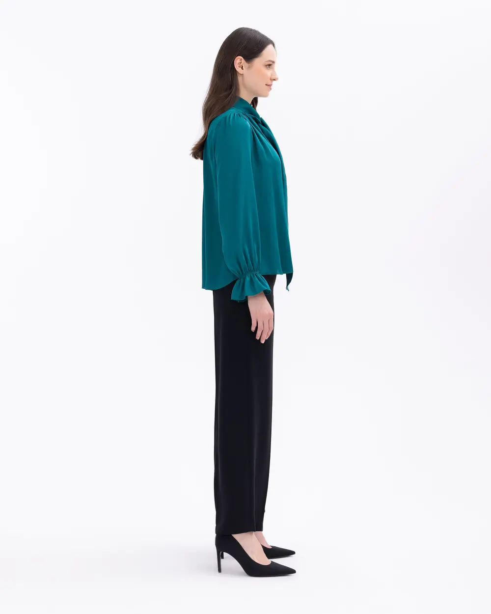 Yakası Fularlı Kolu Büzgülü Gömlek