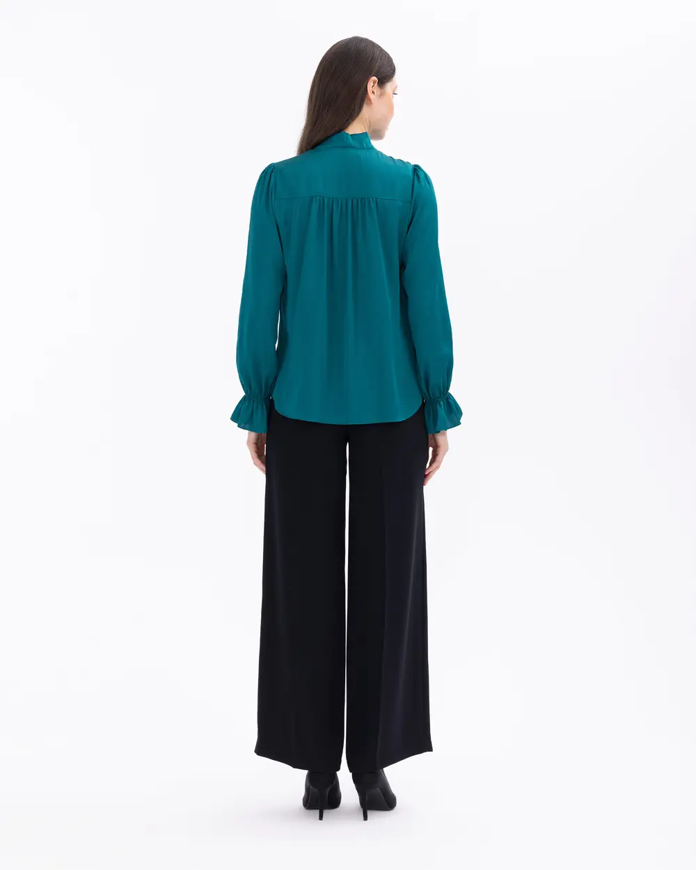 Yakası Fularlı Kolu Büzgülü Gömlek