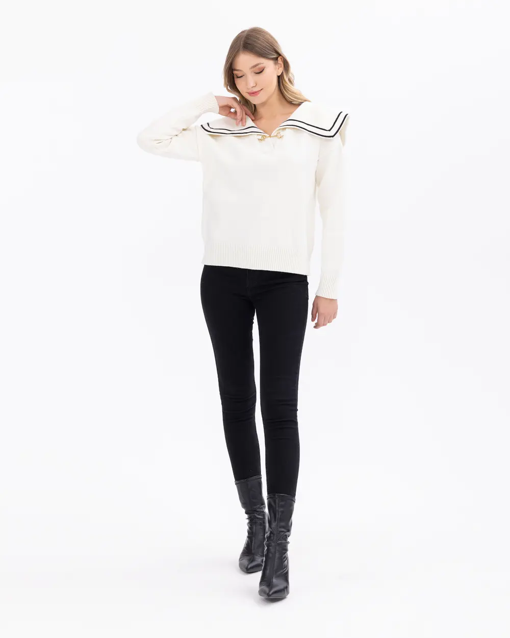 Waist Length Knitwear with Collar Detail and Accessories