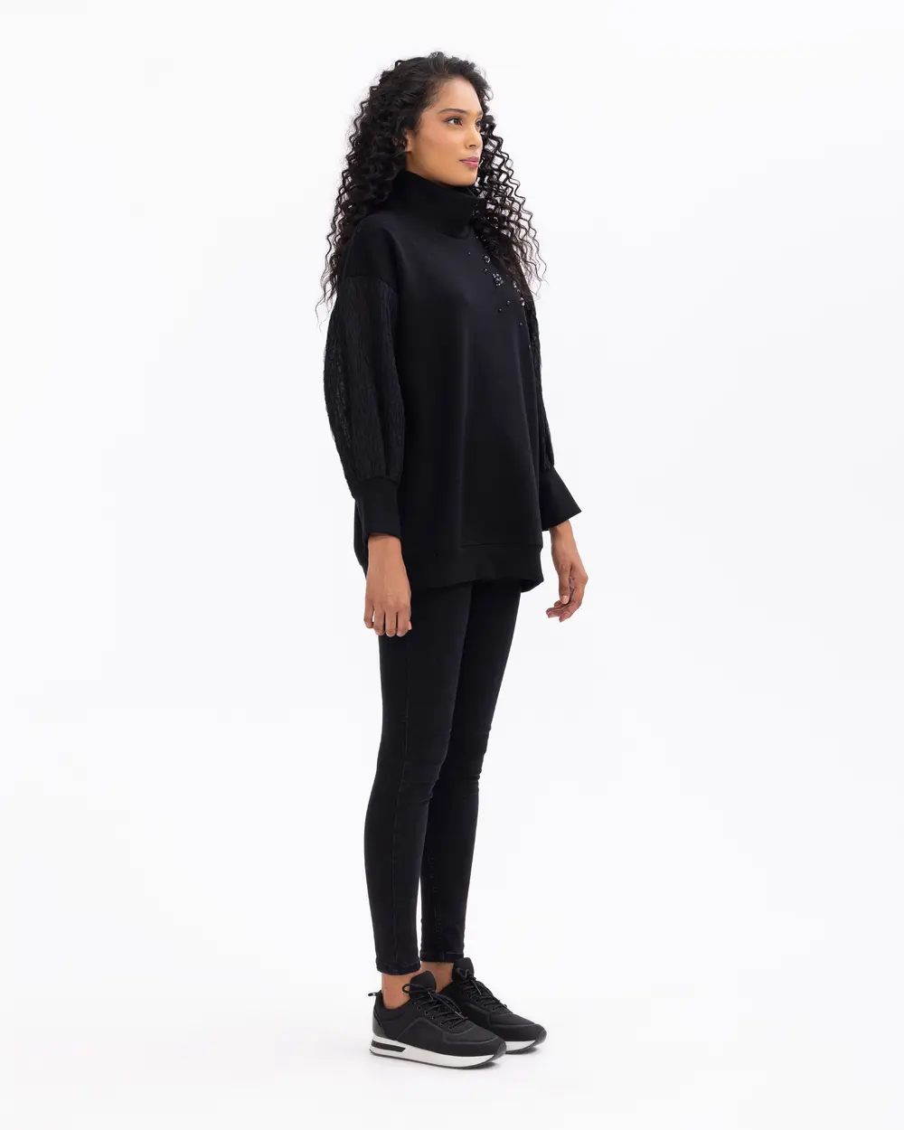 Boncuk Detaylı Tam Boğazlı Sweatshirt