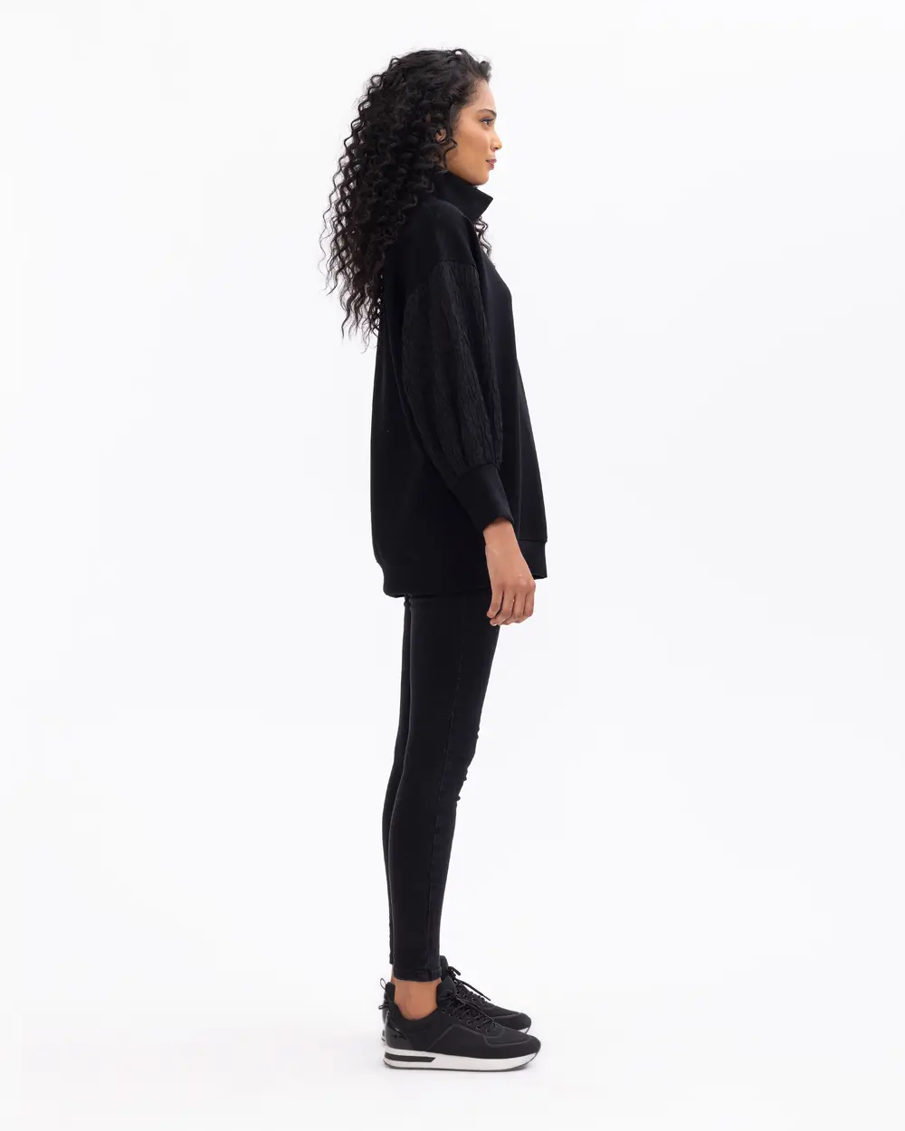 Boncuk Detaylı Tam Boğazlı Sweatshirt