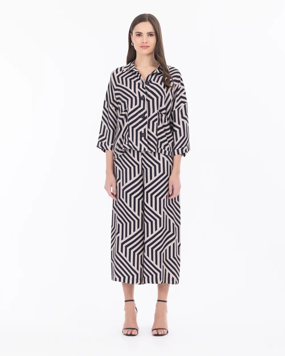 Desenli Düğme Detaylı Gömlek