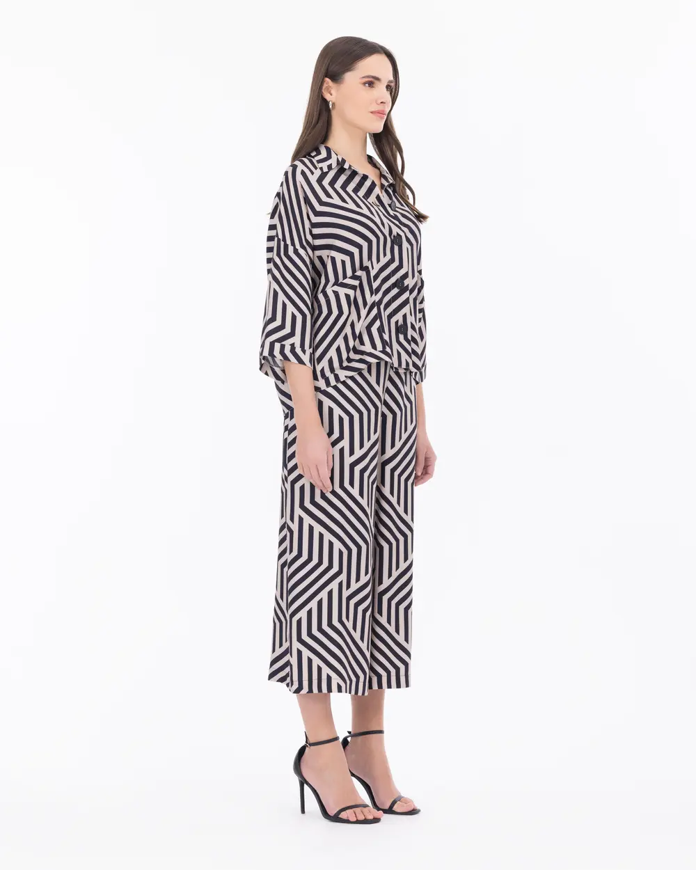 Desenli Düğme Detaylı Gömlek