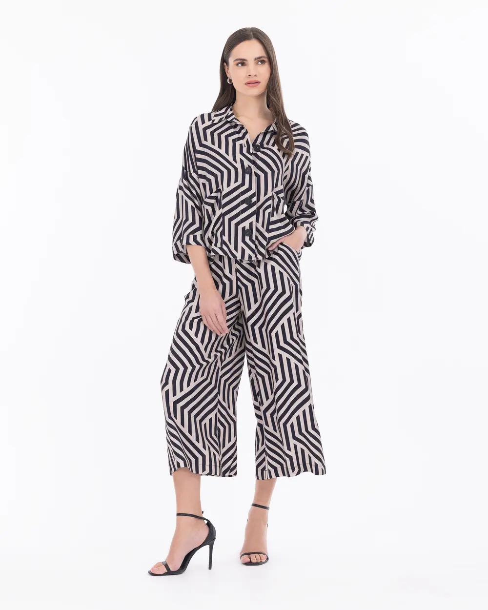 Desenli Düğme Detaylı Gömlek