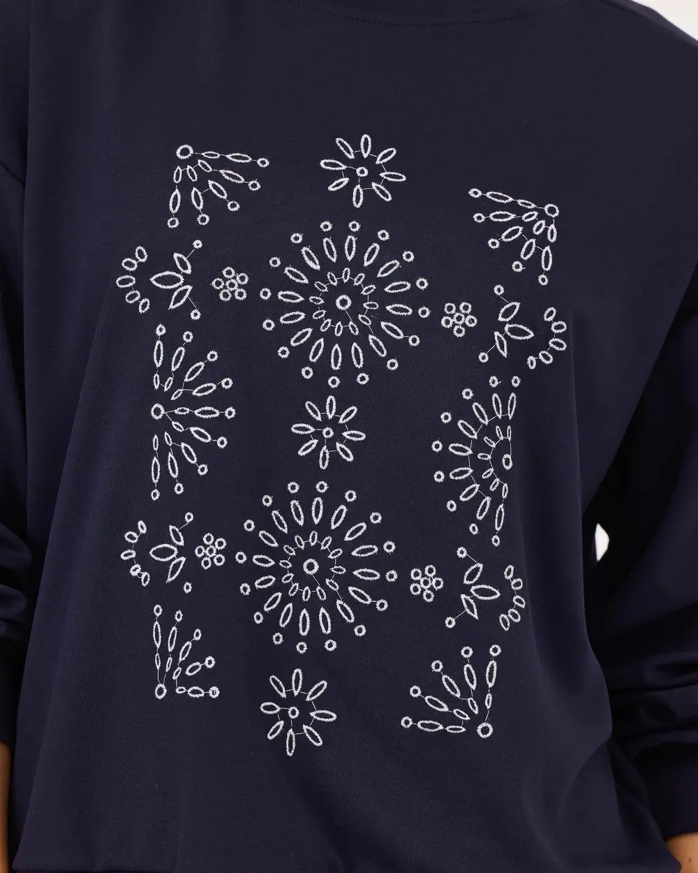 Yuvarlak Yaka Nakışlı Sweatshirt