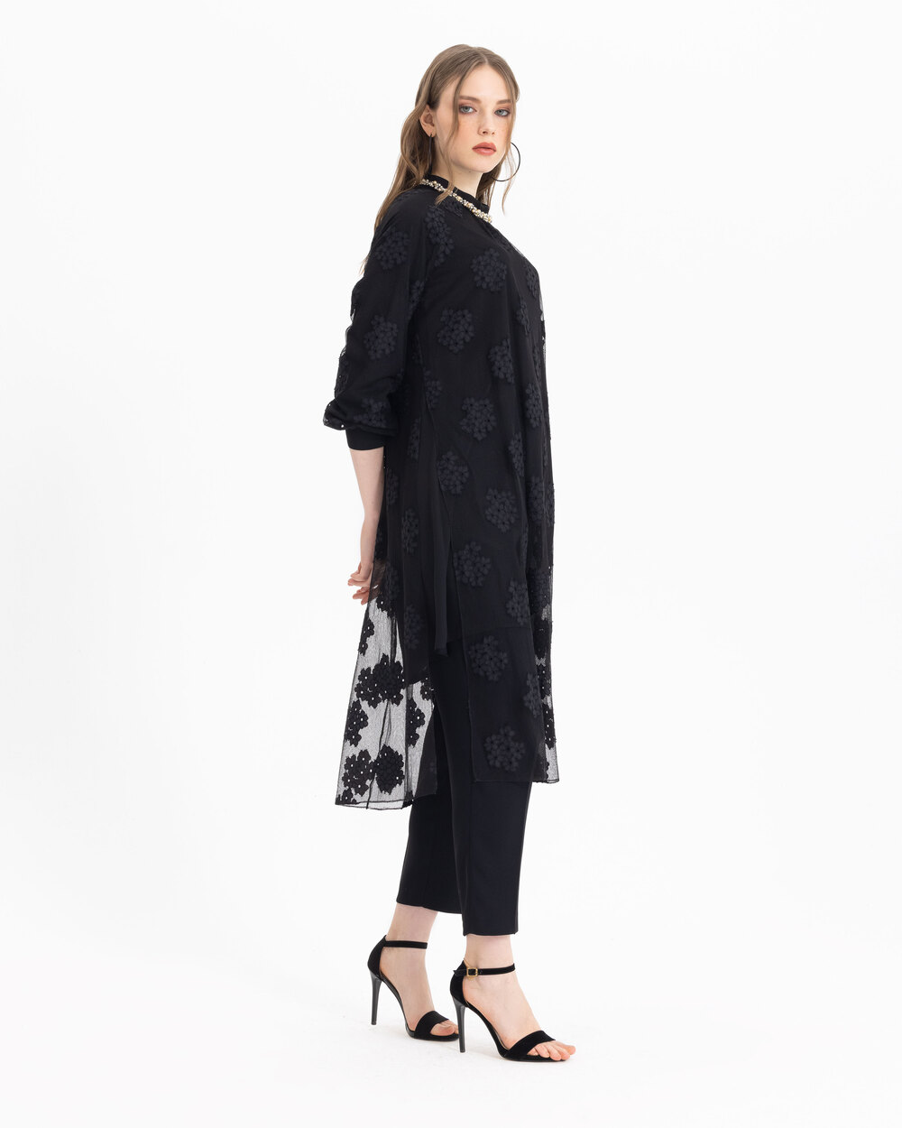 Yakası Taşlı Dantel Tunik