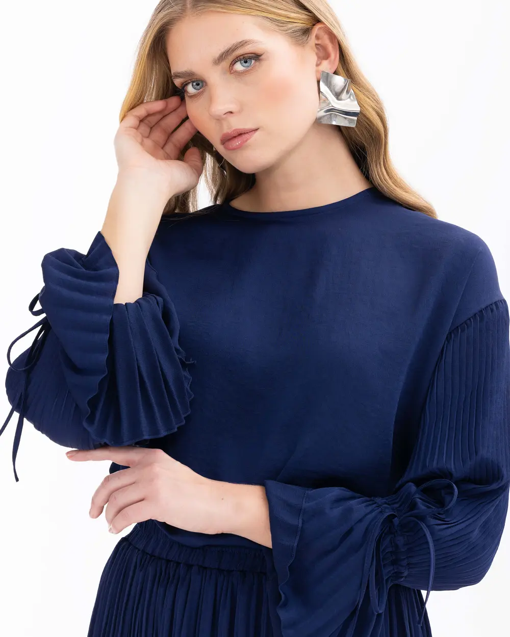 Pleated Low Sleeve Blouse