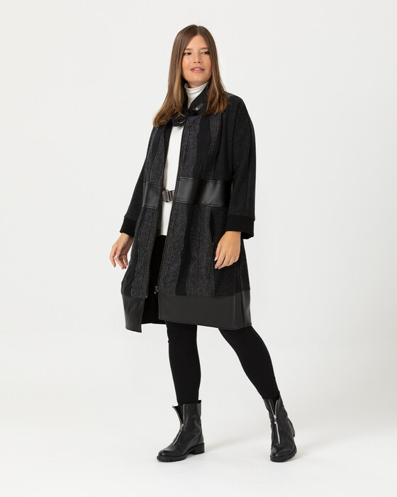 PLUS SIZE CAPE ZIPPER DETAIL