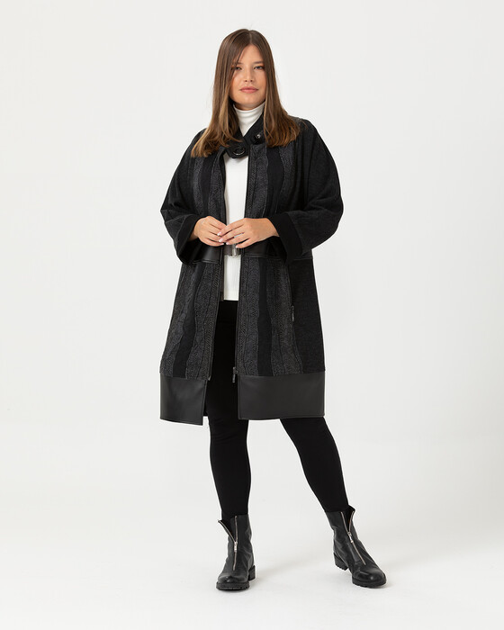 PLUS SIZE CAPE ZIPPER DETAIL